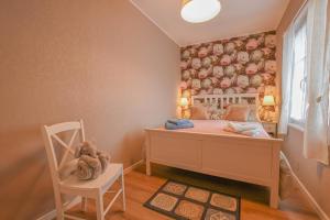 a childs bedroom with a bed and a chair at Le 10 de coeur in Lusigny-sur-Barse