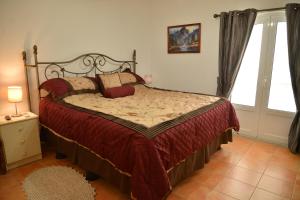 1 dormitorio con 1 cama grande con almohadas rojas en Casa Estrela de Alva, en Seia