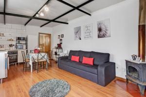 a living room with a couch and a table at Casinha do coração do Oeste in Cadaval