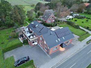 an aerial view of a house with a car parked in front at Ferienappartment Lhasa Apso in Dornum