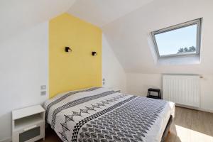 a bedroom with a bed and a window at Gite Dune 3km plage in Telgruc-sur-Mer