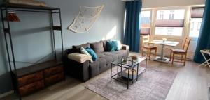 a living room with a couch and a table at Gemütliche Ferienwohnung im Lotsenviertel in Cuxhaven +12 photos
