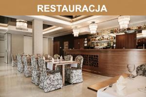 a restaurant with chairs and a table and a bar at Hotel Miodowy Młyn in Opatów