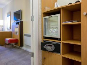 a room with a room with a tv and a room with a room at Novotel Southampton in Southampton +128 photos