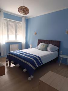 a blue bedroom with a bed with a blue wall at Mon Petit Château Grand appartement de 120 m2 in Pajay