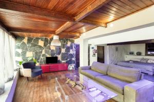 a living room with a couch and a bed at Oaxaca Puma in Agaete