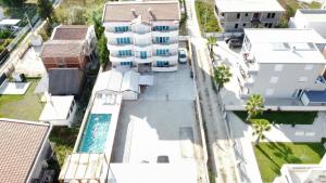 an overhead view of a building with a swimming pool at Apartmani Blu Notte in Ulcinj