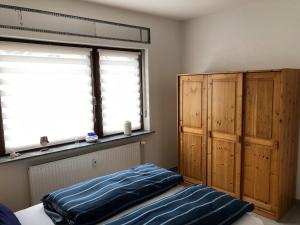 a bedroom with a bed and a window at Ferienwohnung Mosel in Piesport