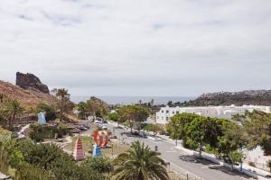 a view of a street in a town with the ocean at Oaxaca Caracol in Agaete
