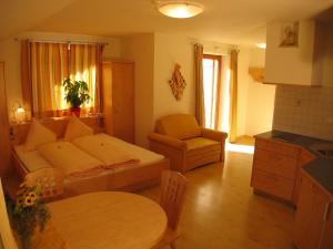 ein Wohnzimmer mit einem Sofa und einem Tisch in der Unterkunft Appartement Sunnleitn in Sankt Valentin auf der Haide