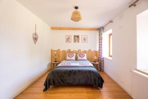 a bedroom with a bed in the corner of a room at Chez Mémé in Engenthal