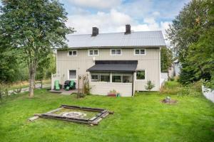 a large white house with a yard with a yard at Bieber`s Gästezimmer in Lilla Norge