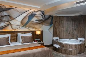 Ein Bett oder Betten in einem Zimmer der Unterkunft B Business Hotel & Spa