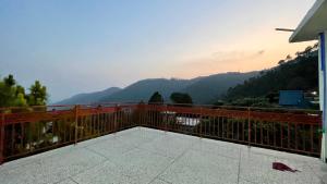 a balcony with a view of the mountains at 2 Bed Apartment With View in Patriata