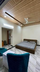 a bedroom with a bed and a ceiling at 2 Bed Apartment With View in Patriata