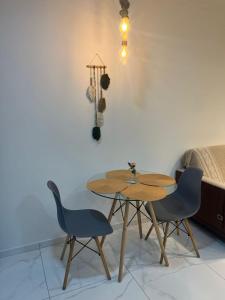 a table and two chairs in a room at Apartamento Frente Mar in Jacumã