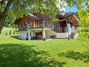 a house with a large yard in front of it at Apartement Gabi in Kleinlobming