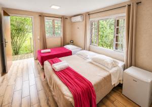 En eller flere senge i et værelse på Villa Vintage Campos - Piscina e opções de suites com hidromassagem