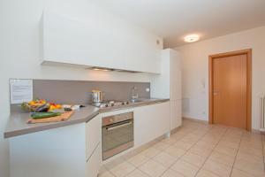 Kuchyňa alebo kuchynka v ubytovaní Benacus E4 Apartment by Wonderful Italy