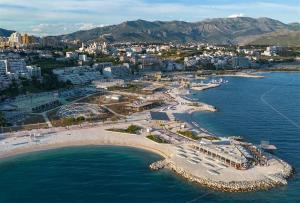 una vista aérea de una playa con un complejo turístico en Apartment Ivan, en Split
