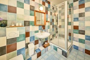 a bathroom with a sink and a shower at Wohnen am Weingut - Bei den Weinbergen in Briedel +19 photos