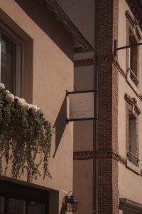 a street sign on the side of a building at Apparts Rennes BnB Duhamel in Rennes