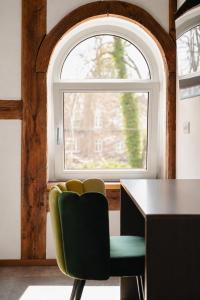 a room with a desk and a window at Motel Q Kornspeicher in Neuruppin