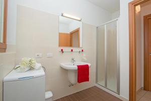 Kúpeľňa v ubytovaní Benacus E4 Apartment by Wonderful Italy