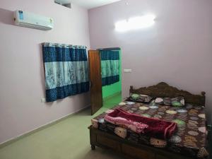 a bedroom with a bed and a window at Elixir Mansion in Pālakollu +2 photos