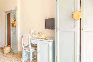 a white desk with a chair in a room at B&B La Vigna in Carovigno