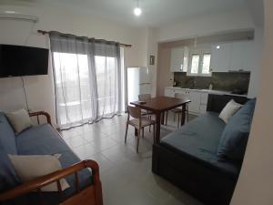 a living room with a blue couch and a table at Panorama Palace 2 in Palasë