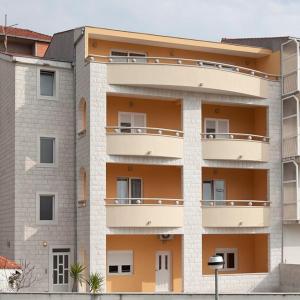un edificio de apartamentos con balcones en un lateral en Apartments Villa Vujcic, en Makarska
