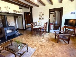 a living room with a table and a fireplace at Au gat in Léon