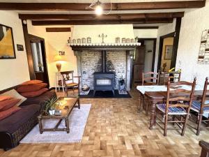 a living room with a couch and a fireplace at Au gat in Léon