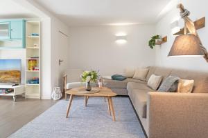 a living room with a couch and a table at Fischerhus Laboe in Laboe