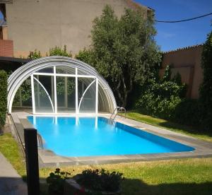 a swimming pool with a white frame and a swimming poolvisor at Maison Conde de la Cebada in Ampudia