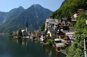 a town on a river with mountains in the background at Apartmenthaus Simmer in Obertraun