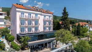 ein Bild eines Gebäudes in einer Stadt in der Unterkunft Hotel Vali Dramalj in Crikvenica