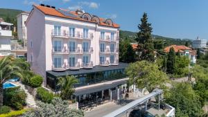 eine Luftaufnahme eines Hotels in einer Stadt in der Unterkunft Hotel Vali Dramalj in Crikvenica