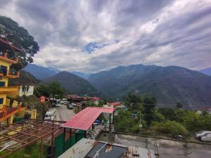 a view of a town with mountains in the background at Heera Hotel& Restaurant in Gupta Kāshi