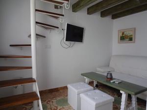 sala de estar con sofá y mesa en Loft Yedra, en Almagro