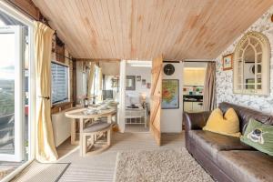 a living room with a couch and a table at 1 Bed in Totnes oc-bc1000 in Totnes