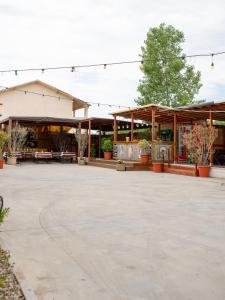 a large empty parking lot in front of a building at Hotel Boutique Casa Venusian in Venus
