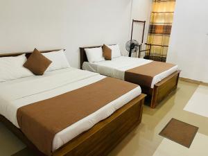 two beds in a hotel room with at Archwey Coco Ella in Ella