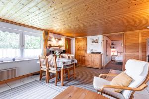 a dining room with a table and chairs at Haus Ottomar in Wieck