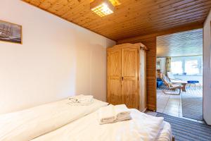 a bedroom with two beds in a room with a table at Haus Ottomar in Wieck