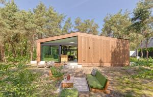 a wooden house in the woods with trees at De Rode Vos - Enjoyment in the forest in Giethmen