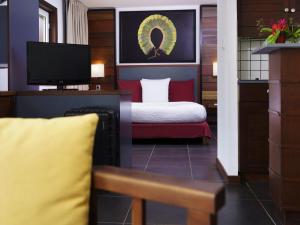 a hotel room with a bed and a television at Hotel Mercure Kourou Ariatel in Kourou