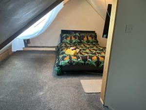 ein Schlafzimmer mit Bett in einem Zelt in der Unterkunft Barn 5 in Vigo Village