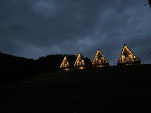 eine Gruppe von Gebäuden auf einem Hügel bei Nacht in der Unterkunft Space Trip Hotel in Artavaz